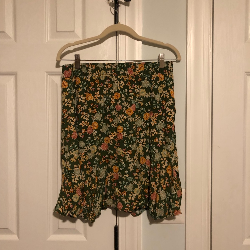 Loft NWT NEVER WORN Floral “Basal Grove” Skirt; Size Medium; Beautiful Pattern!